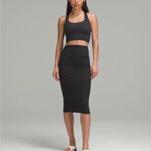 Lululemon Nulu Slim-Fit High-Rise Skirt
Black size 6 NWT